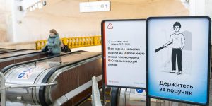 Информацию о правильном использовании эскалатора разместили на станции метро «Комсомольская». Фото: пресс-служба Московского метрополитена