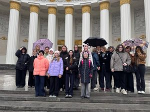Ученики школы №1284 посетили павильон №1 на ВДНХ. Фото: страница школы №1284 в социальных сетях