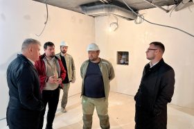 Сотрудники управы проверили готовность бассейна. Фото: страница управы Красносельского района в социальных сетях.