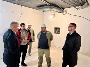Сотрудники управы проверили готовность бассейна. Фото: страница управы Красносельского района в социальных сетях.