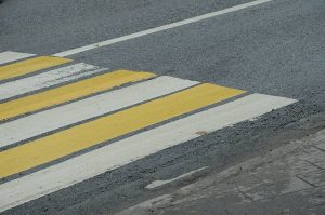 Сотрудники нанесли новую разметку на разворотах в Красносельском районе. Фото: Анна Быкова, «Вечерняя Москва»