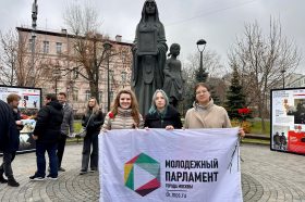 Активисты Молодежнойпалаты приняли участие в патриотической акции. Фото: страница Молодежной палаты Красносельского района в социальных сетях.