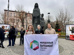 Активисты Молодежнойпалаты приняли участие в патриотической акции. Фото: страница Молодежной палаты Красносельского района в социальных сетях