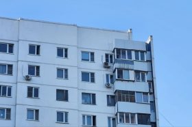 Мероприятие по проверке безопасности проверили сотрудники ГБУ «Жилищник Красносельского района». Фото: Алина Моисеенко, «Вечерняя Москва»