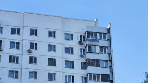 Мероприятие по проверке безопасности проверили сотрудники ГБУ «Жилищник Красносельского района». Фото: Алина Моисеенко, «Вечерняя Москва»