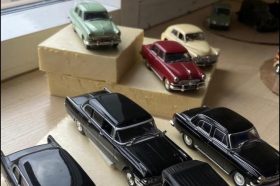 Выставка моделей машин состоялась в КМТ. Фото: пресс-служба КМТ