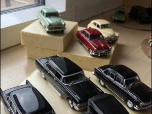 Выставка моделей машин состоялась в КМТ. Фото: пресс-служба КМТ