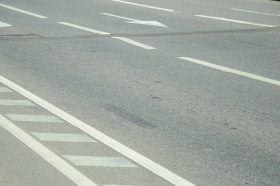 Дополнительные полосы для разворота нанесли на проспекте Академика Сахарова. Фото: Анна Быкова, «Вечерняя Москва»