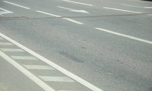 Дополнительные полосы для разворота нанесли на проспекте Академика Сахарова. Фото: Анна Быкова, «Вечерняя Москва»