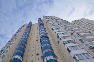 Специалисты «Жилищника» провели осмотр домов на безопасность в Красносельском районе. Фото: Анна Быкова, «Вечерняя Москва»