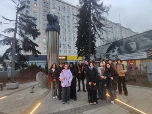 Ученики школы №315 приняли участие акции «Красные гвоздики». Фото: страница школы №315 в социальных сетях