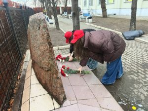 Ученики школы №1284 принимают участие в патронатной акции. Фото: станица школы №1284 в социальных сетях