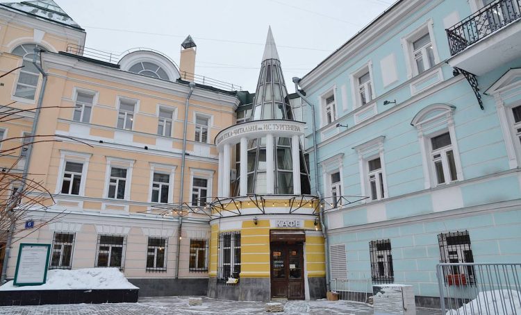 Экскурсию по местам семьи Бахрушиных организуют сотрудники «Тургеневки». Фото: Анна Быкова, «Вечерняя Москва»