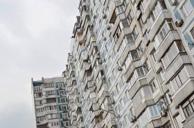 Сотрудники ГБУ «Жилищник Красносельского района» провели инспекцию безопасности домов. Фото: Анна Быкова, «Вечерняя Москва»