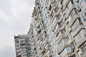 Сотрудники ГБУ «Жилищник Красносельского района» провели инспекцию безопасности домов. Фото: Анна Быкова, «Вечерняя Москва»