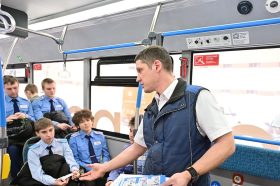 Занятие для студентов КМТ провели в электробусе. Фото: Telegram-канал Дептранса Москвы