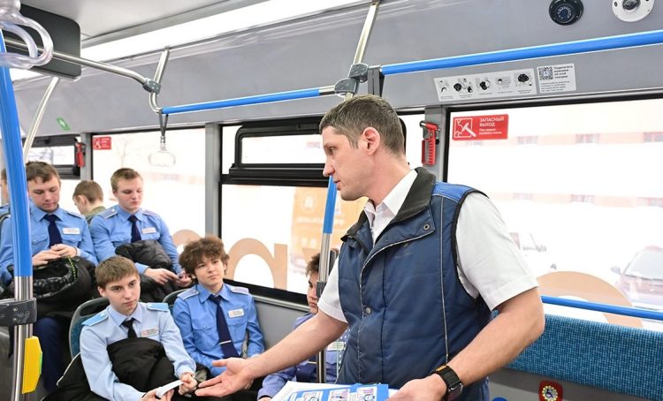 Занятие для студентов КМТ провели в электробусе. Фото: Telegram-канал Дептранса Москвы