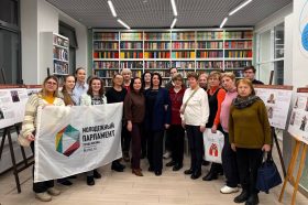 Молодые парламентарии провели экскурсию по выставке «Общественное признание» в Красносельском районе. Фото: страница молодежной палаты Красносельского района в социальных сетях