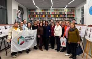 Молодые парламентарии провели экскурсию по выставке «Общественное признание» в Красносельском районе. Фото: страница молодежной палаты Красносельского района в социальных сетях