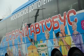 Автобусную экскурсию в усадьбу организуют представители ЦМД «Красносельский». Фото: Анна Быкова, «Вечерняя Москва»