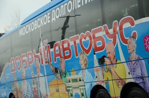 Представители ЦМД «Красносельский» пригласили на автобусную экскурсию в усадьбу. Фото: Анна Быкова, «Вечерняя Москва»