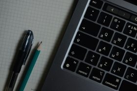 Онлайн-консультацию для абитуриентов организуют представители Университета Правительства Москвы. Фото: Анна Быкова, «Вечерняя Москва»