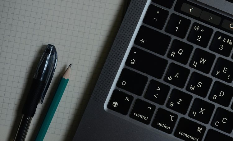 Онлайн-консультацию для абитуриентов организуют представители Университета Правительства Москвы. Фото: Анна Быкова, «Вечерняя Москва»