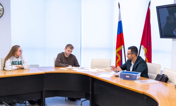 Студенты Университета Правительства Москвы завершили курс от сотрудников Аналитического центра Москвы. Фото: сайт Университета Правительства Москвы