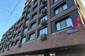 Глава управы Красносельского района встретилась с жителями на еженедельном обходе. Фото: официальная страница управы в социальных сетях