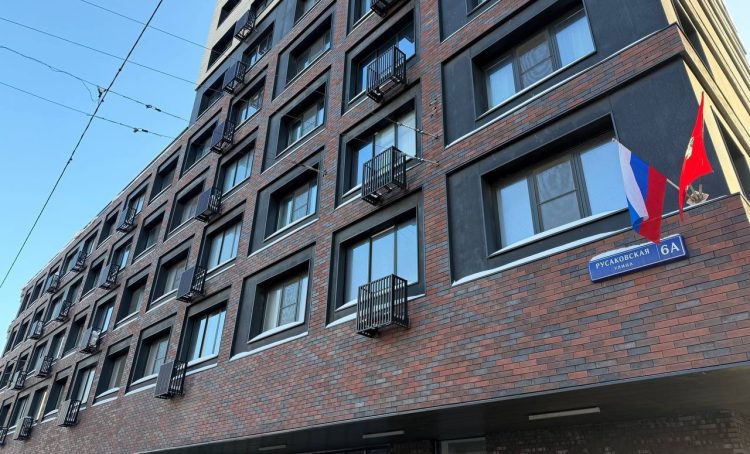 Глава управы Красносельского района встретилась с жителями на еженедельном обходе. Фото: официальная страница управы в социальных сетях