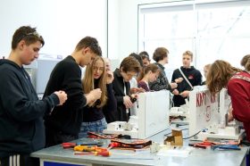 Профпробы для школьников состоялись в КМТ. Фото: страница КМТ в социальных сетях