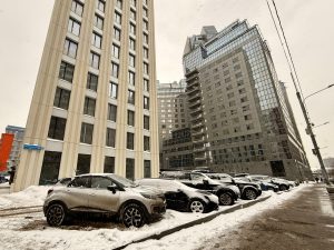 Новые парковочные места появились в Красносельском районе. Фото: официальная страница управы Красносельского района в социальных сетях