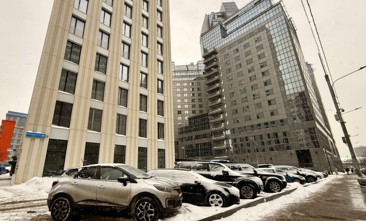 Новые парковочные места появились в Красносельском районе. Фото: официальная страница управы Красносельского района в социальных сетях