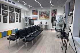 Персональная выставка художника Семена Крестникова открылась в библиотеке №267. Фото: страница библиотеки №267 имени Надежды Крупской в социальных сетях