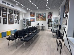 Персональная выставка художника Семена Крестникова открылась в библиотеке №267. Фото: страница библиотеки №267 имени Надежды Крупской в социальных сетях