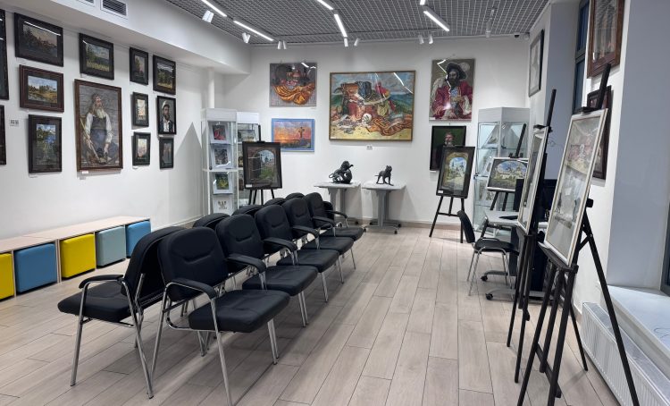 Персональная выставка художника Семена Крестникова открылась в библиотеке №267. Фото: страница библиотеки №267 имени Надежды Крупской в социальных сетях