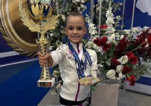 Ученица школы №1284 победила в соревнованиях по художественной гимнастике. Фото: официальная страница школы №1284 в социальных сетях